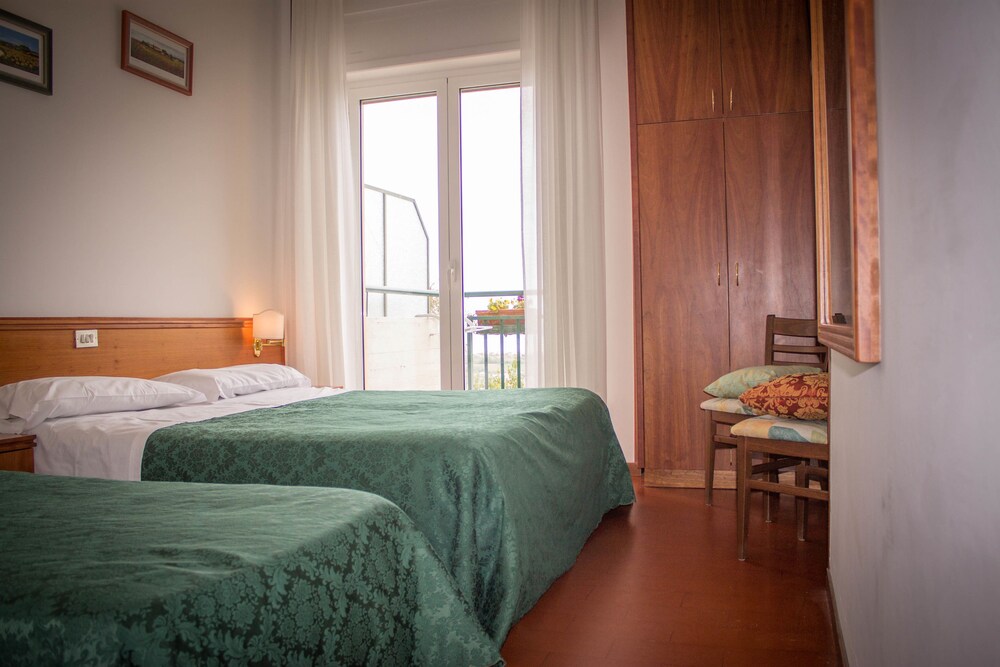 Hotel Ristorante Il Grillo — hotel in Acquaviva Picena