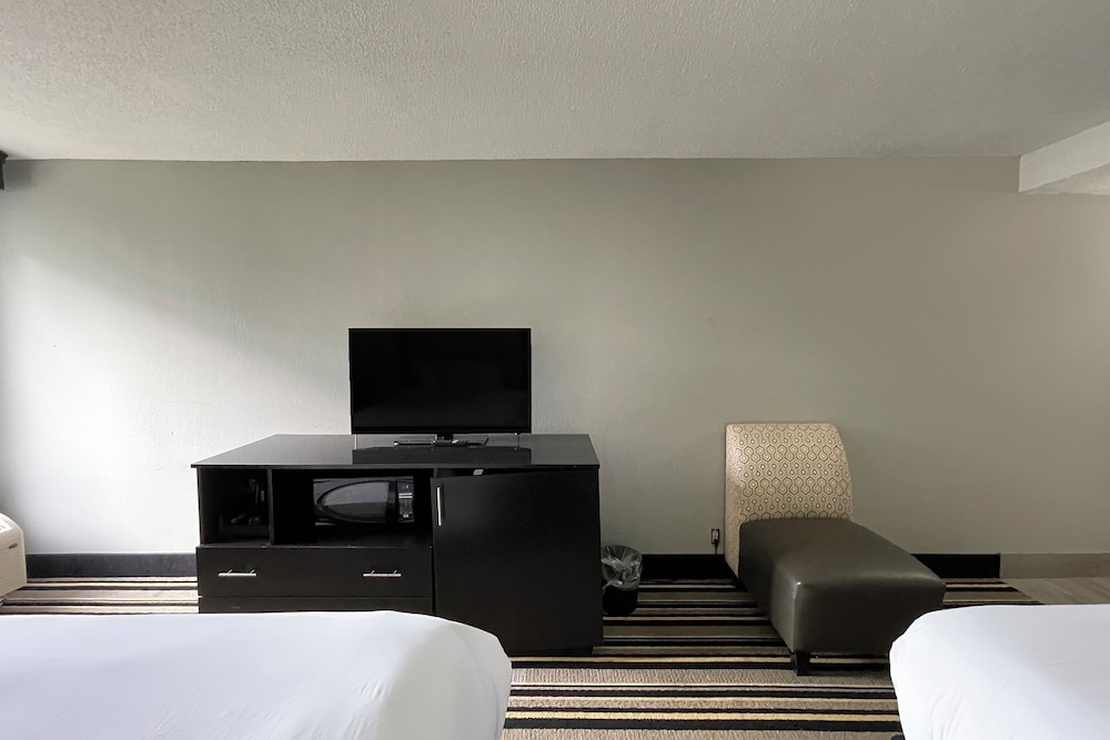 La Quinta Inn & Suites by Wyndham Jackson North - photo 14