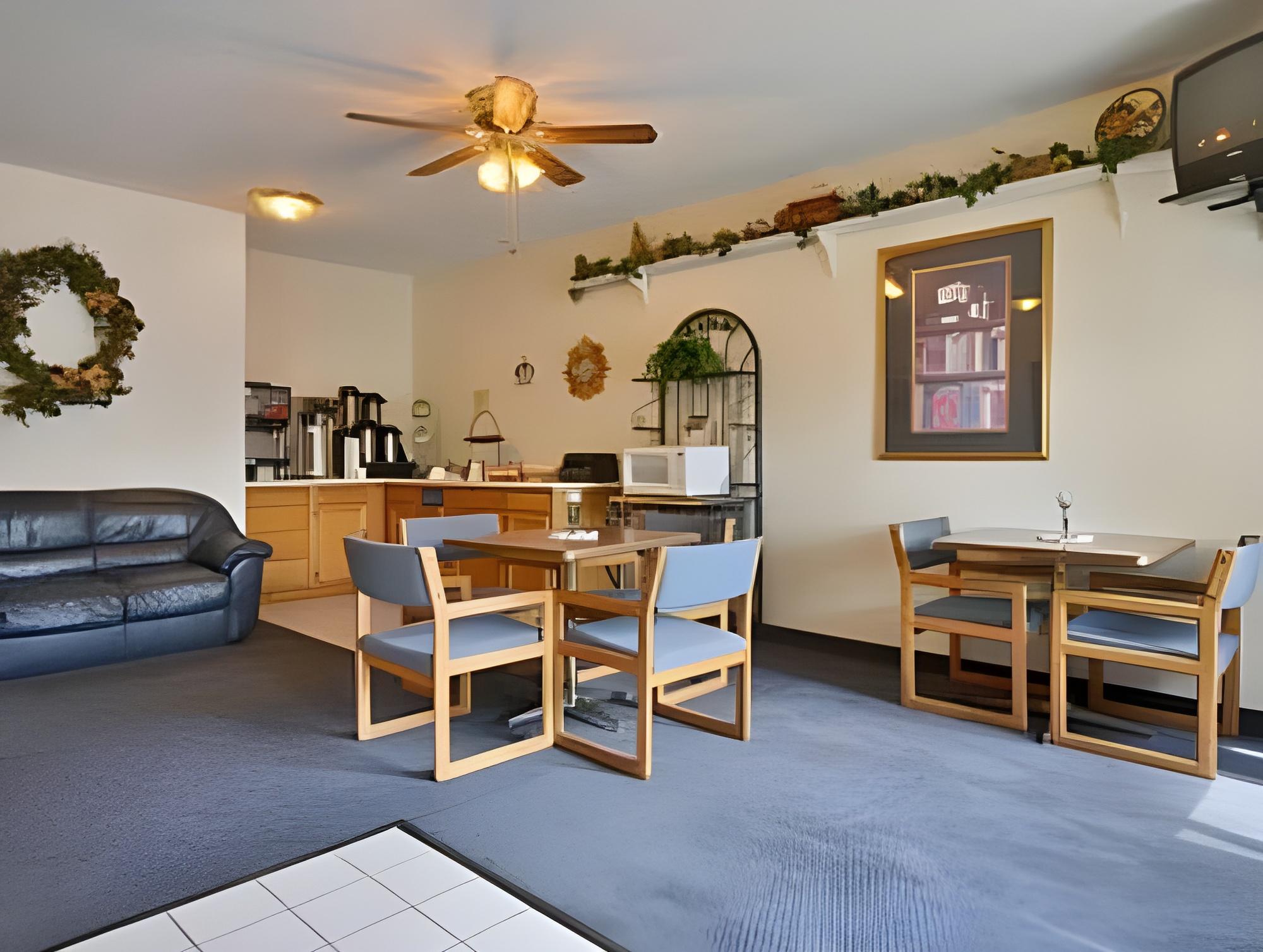 Boarders Inn & Suites by Cobblestone Hotels Waterloo Cedar Falls - photo 11