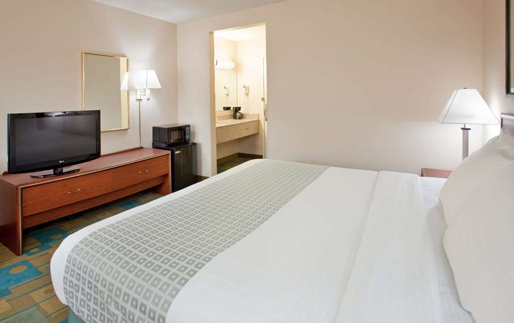 La Quinta Inn & Suites by Wyndham Des Moines West Clive - photo 40