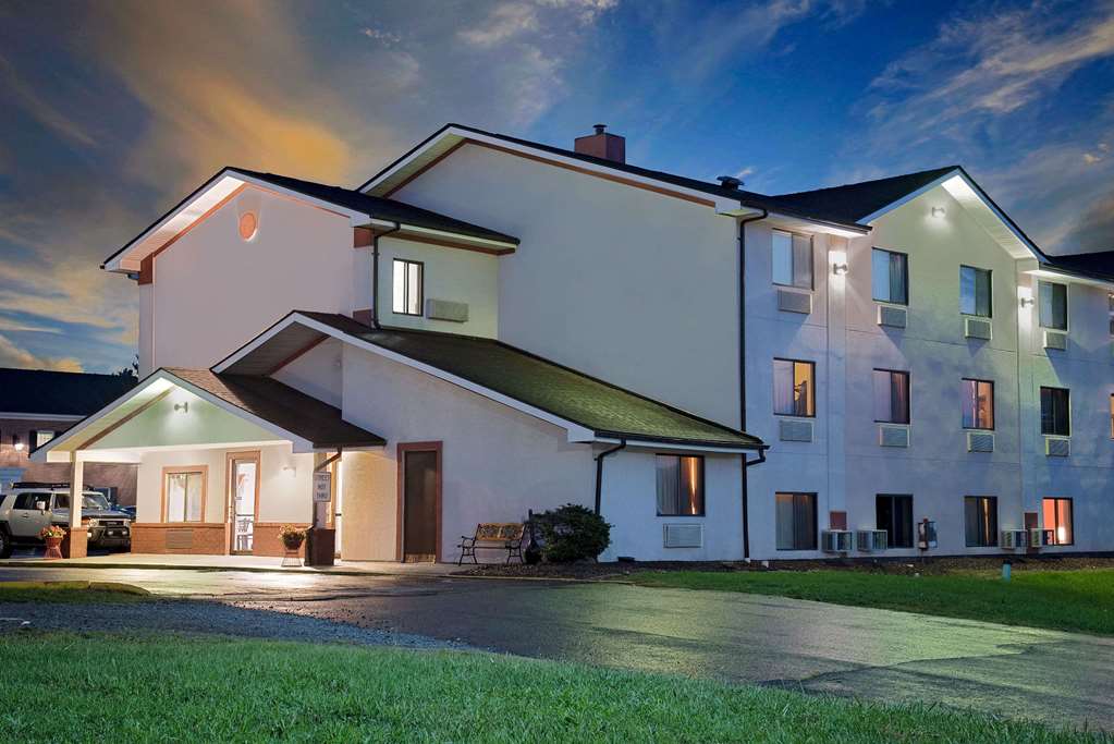 Super 8 by Wyndham Martinsburg - photo 2
