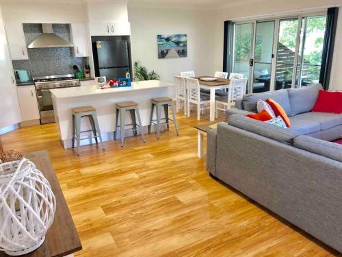 Deluxe Escape Central New & Spacious 3 Bed — carbon neutral stay, Yamba