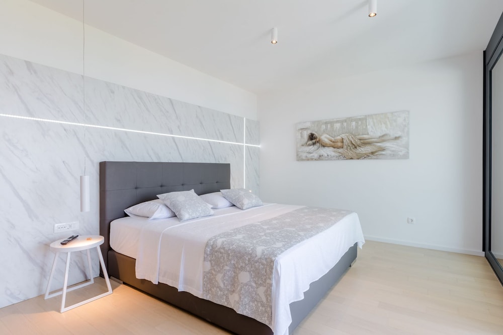 Luxury Villa Luna with Swimming Pool — Sutivan — photo 2