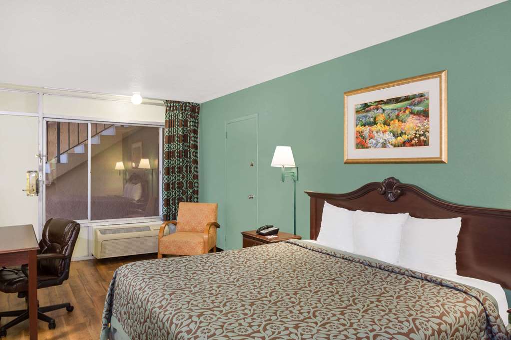 Travelodge by Wyndham Fort Myers North - photo 12