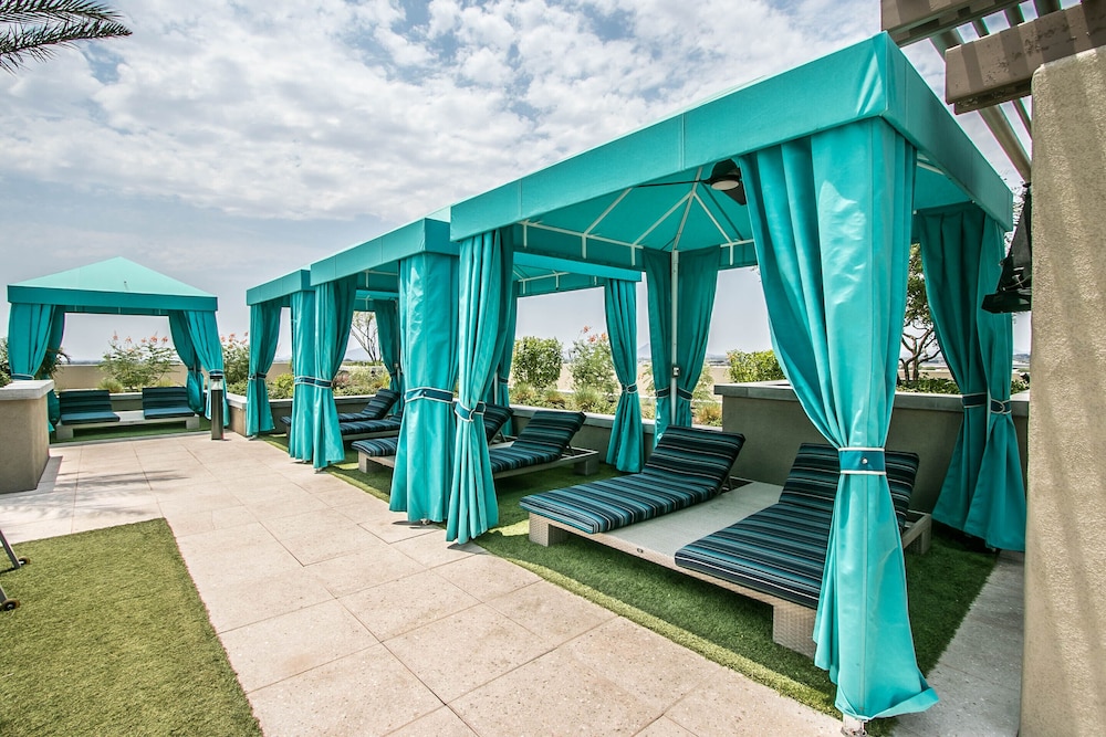 Rooftop Pool Walk 2 shops Dining C4404 — 4-Star Luxury Hotel in Scottsdale, United States