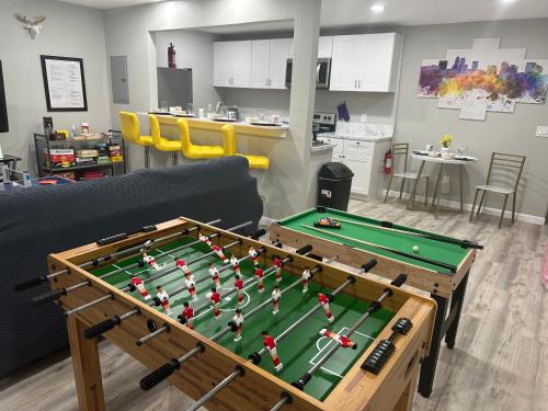 Games Haven with Crib Mins from AT&T Sixflags UTA GlobeLife AmericanAirlinesCenter — 4-Star Luxury Hotel in Arlington, United States