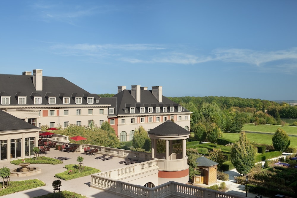 Dream Castle Hotel Marne La Vallee — 4-Star Luxury Hotel in Magny-Le-Hongre, France