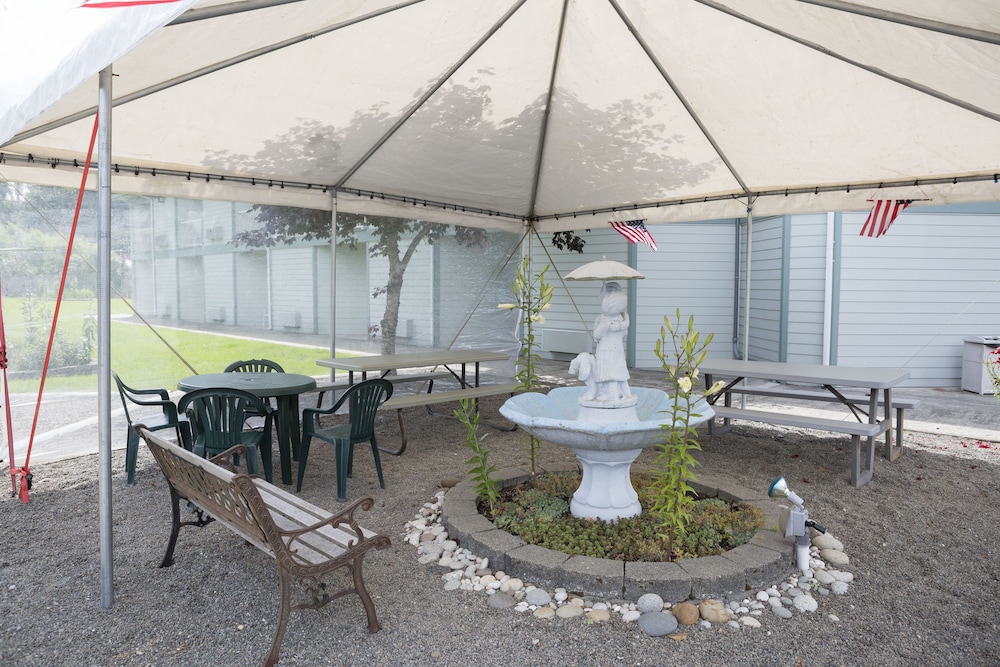 The Dew Drop Inn Motel - photo 47