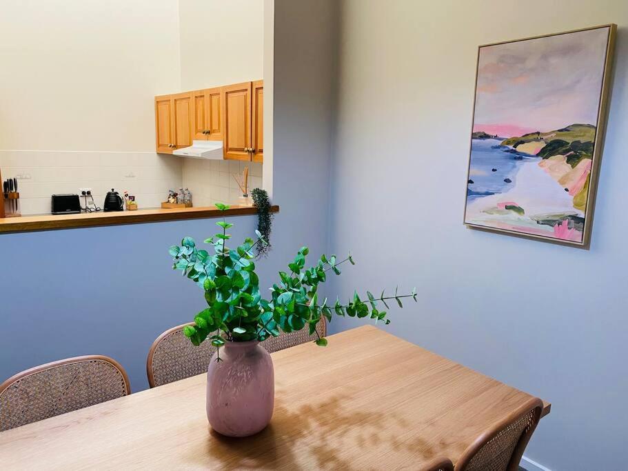 Family Favourite Spacious 2 Bedroom Unit — 4-Star Luxury Hotel in Young, Australia
