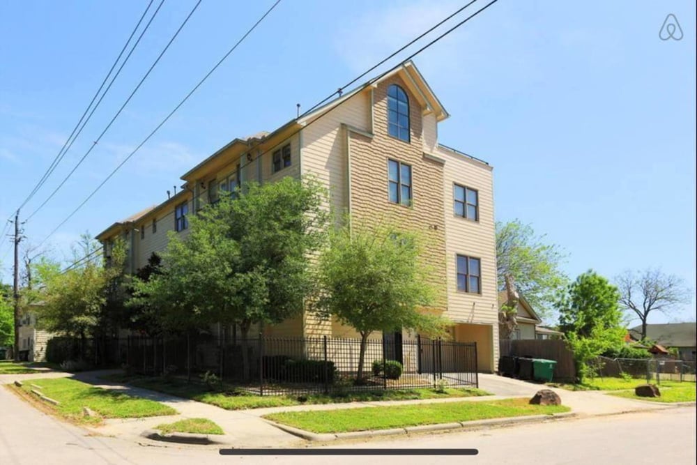 4 Story Rooftop Executive Corporate Housing - photo 39