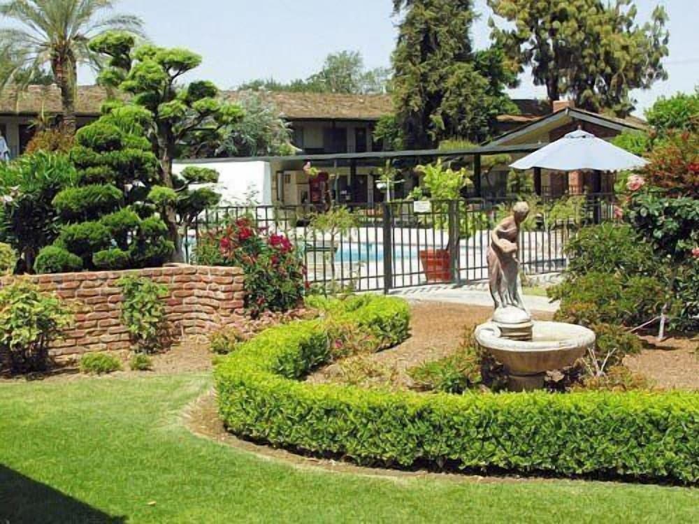 Lamp Liter Inn - featured photo