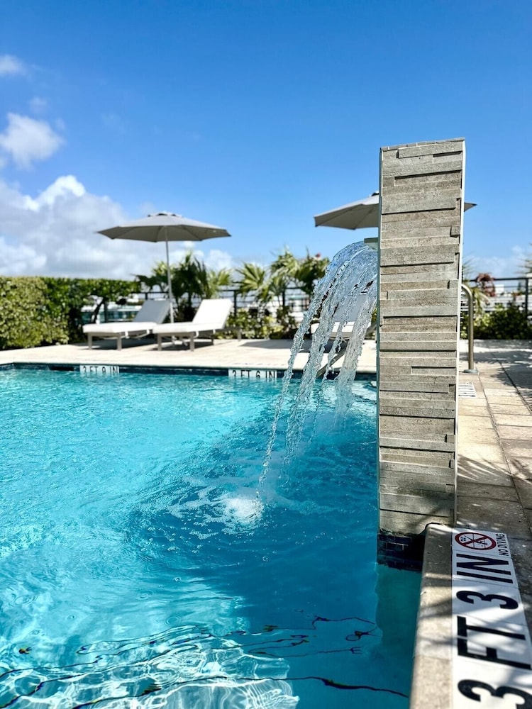 Moderno Residences by Bay Breeze — 4-Star Luxury Hotel in Bay Harbor Islands, United States
