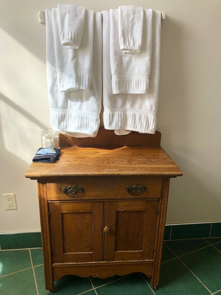 Rogues Harbor Inn - photo 35