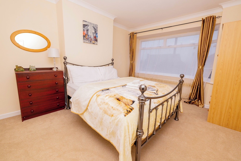 3 Bed Sleeps 4 Free Parking Private Garden — Wellingborough