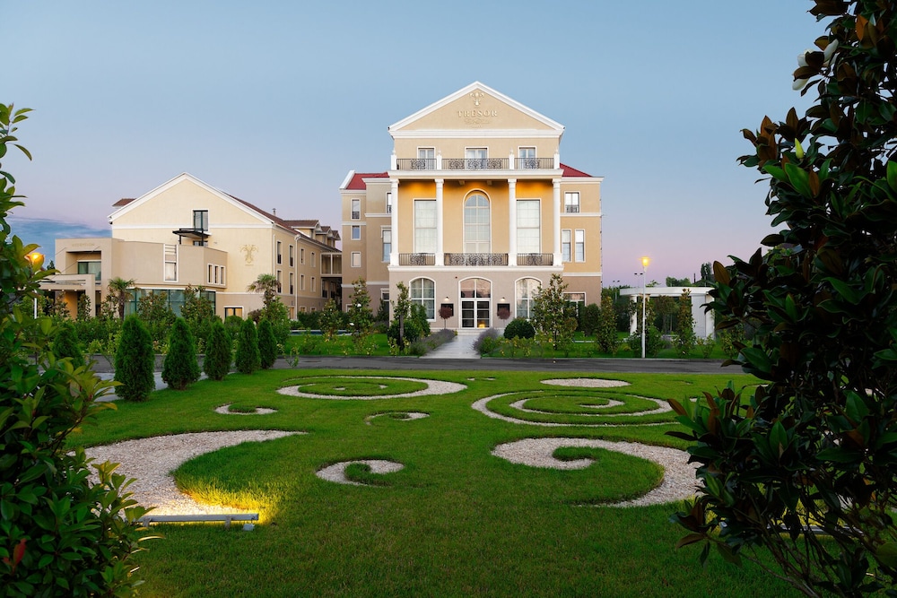 Tresor Le Palais Timisoara Curio Collection By Hi — 5-Star Luxury Hotel in Timisoara, Romania