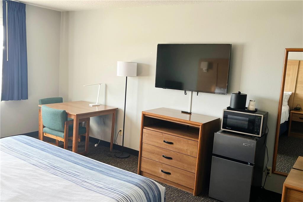 Days Inn & Suites by Wyndham Williamsburg IA North - photo 18