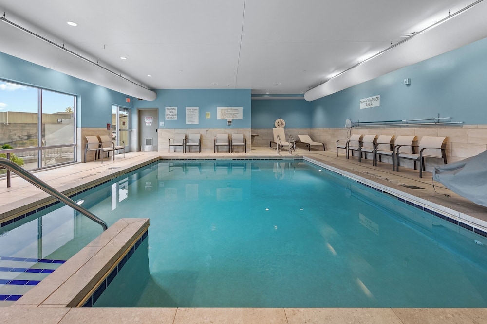 Holiday Inn Express & Suites Marinette by IHG - photo 11