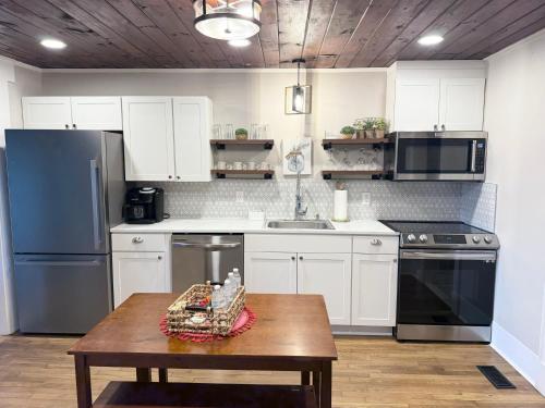 Little Bit A Cozy 2BR Retreat — hotel in Hickory
