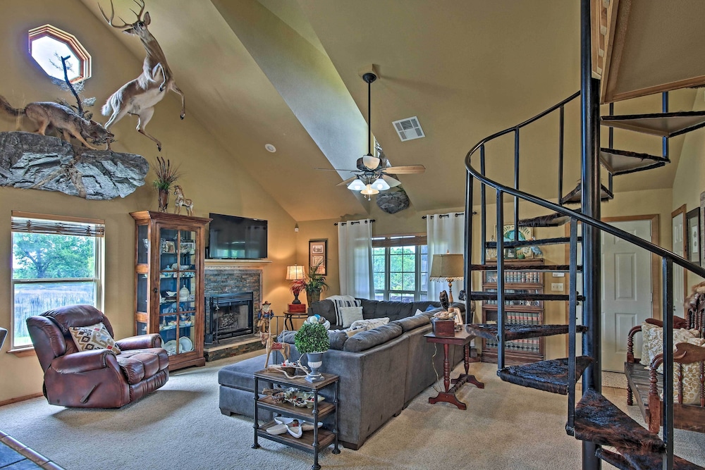 Charming Vian Retreat w Private Deck & Grills — hotel in Vian