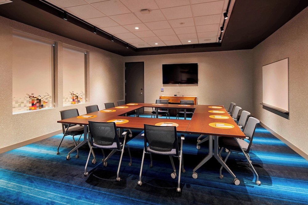 Aloft Cleveland Airport - photo 23