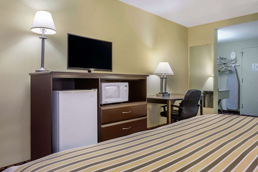 Econo Lodge Inn & Suites Triadelphia Wheeling - photo 13