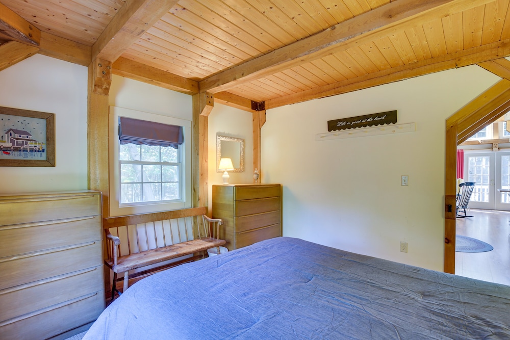 Frye Island Family Cabin with Lake and Beach Access — 4-Star Luxury Hotel in Raymond, United States