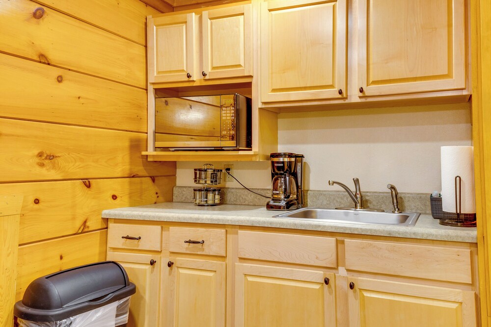 3 Mi To Dollywood Pigeon Forge Resort Studio - photo 12