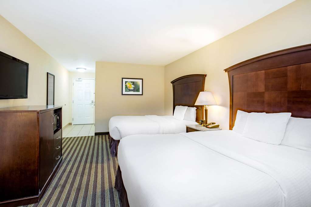 La Quinta Inn & Suites by Wyndham Fowler - photo 30