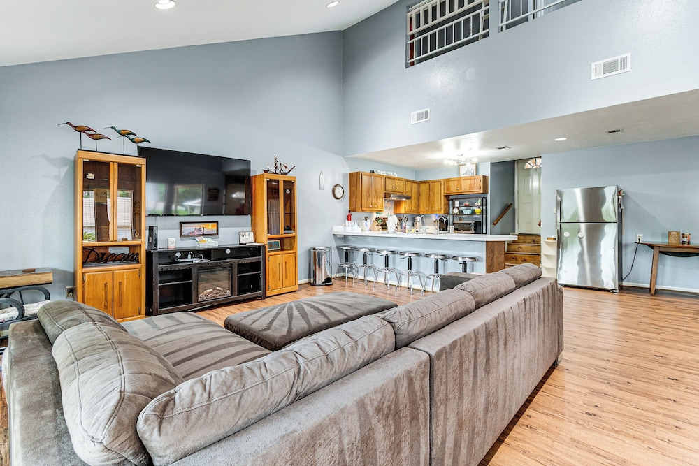 Steps to Marina: Coldspring Retreat w Lake View — hotel in Coldspring