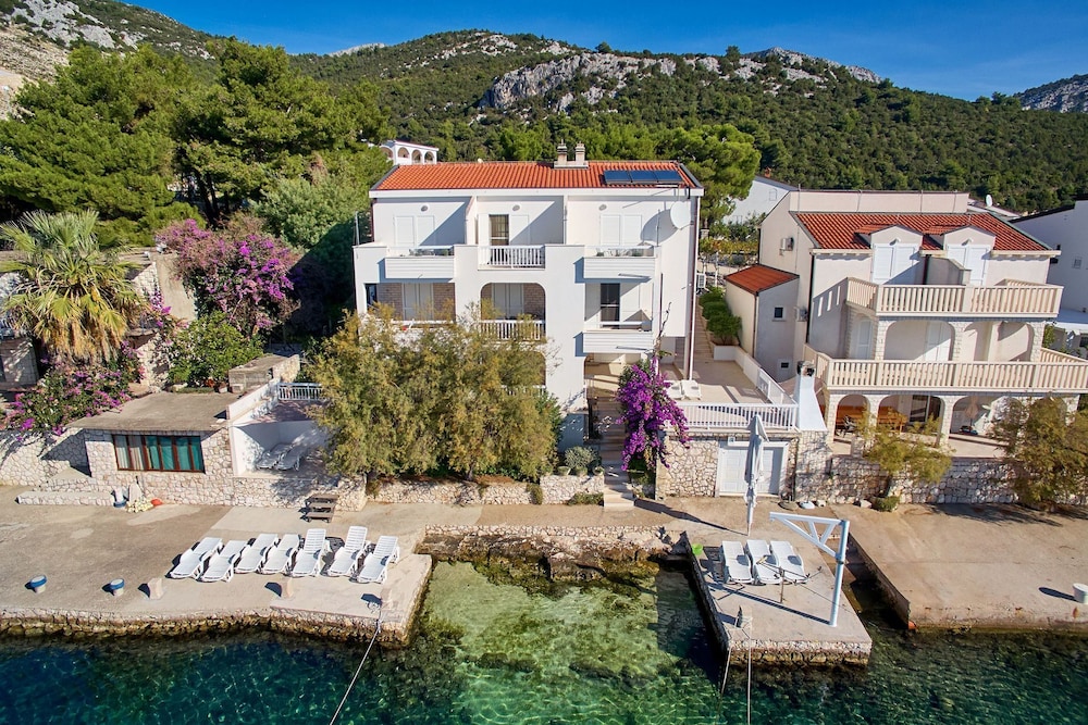 Sea Front Free Parking A3 — hotel in Imotski