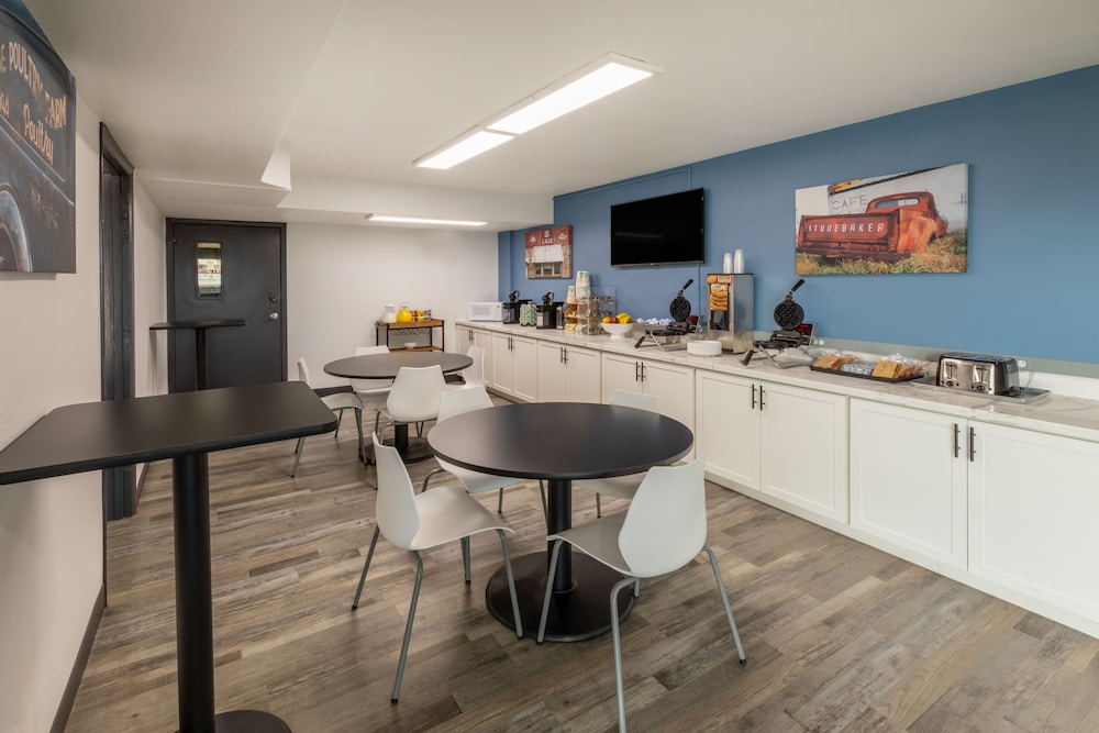 Super 8 by Wyndham Laredo - photo 27