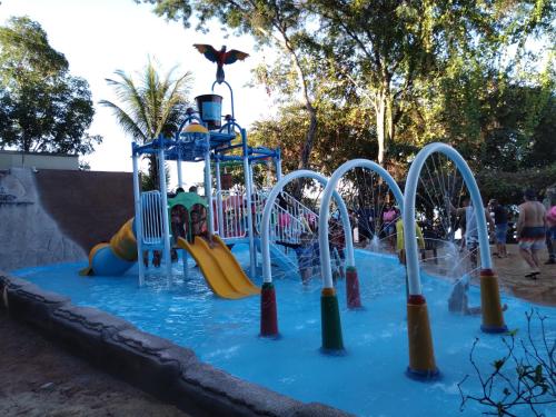 ALDEIA DO LAGO C204 com cozinha churrasqueira e bebidas liberadas no parque aquático internet banda larga ponto recarga de carro elétrico — 4-Star Luxury Hotel in Caldas Novas, Brasil