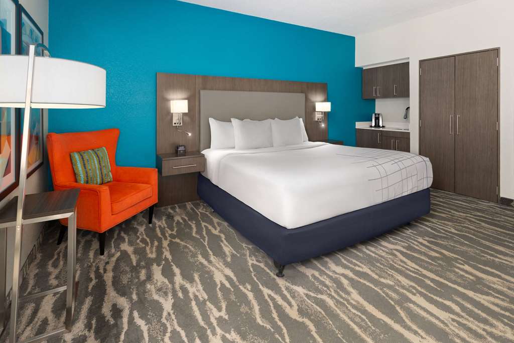 La Quinta Inn & Suites by Wyndham Kokomo - photo 21