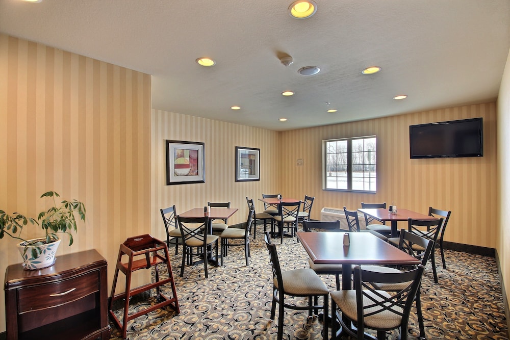 Cobblestone Inn & Suites Brillion - photo 37