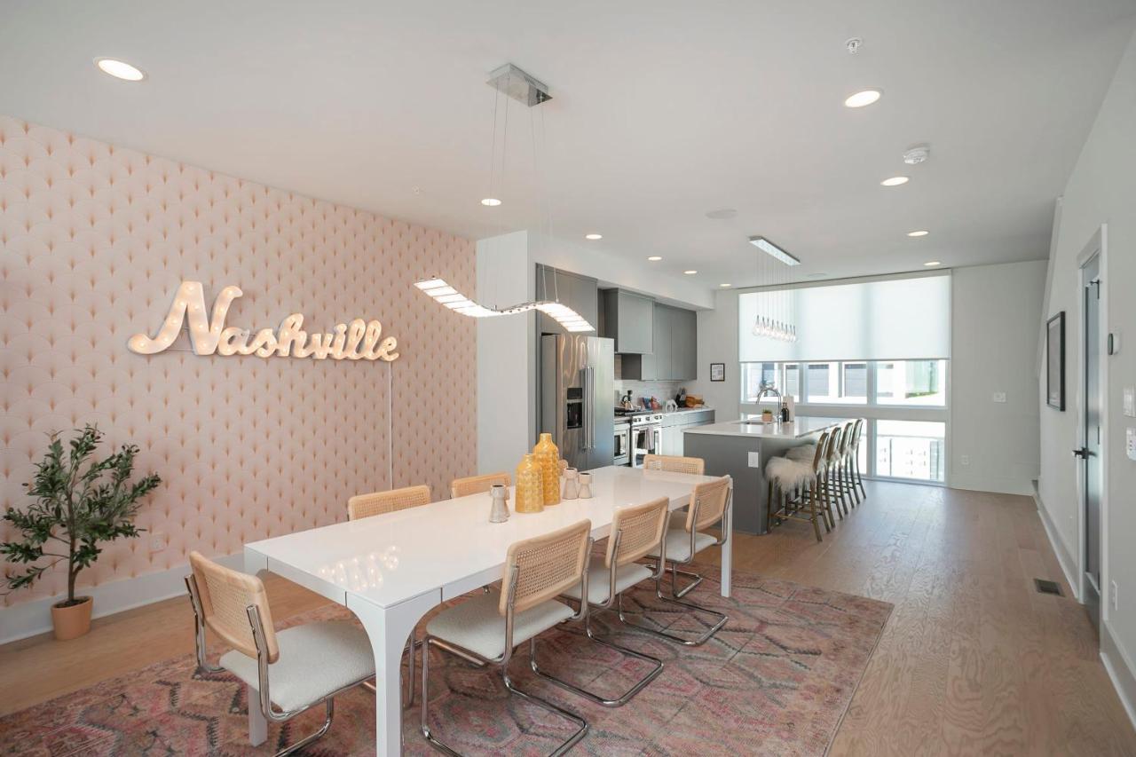 Fabulous Location Walk to Food & Bars Roof Deck in Nashville, United States