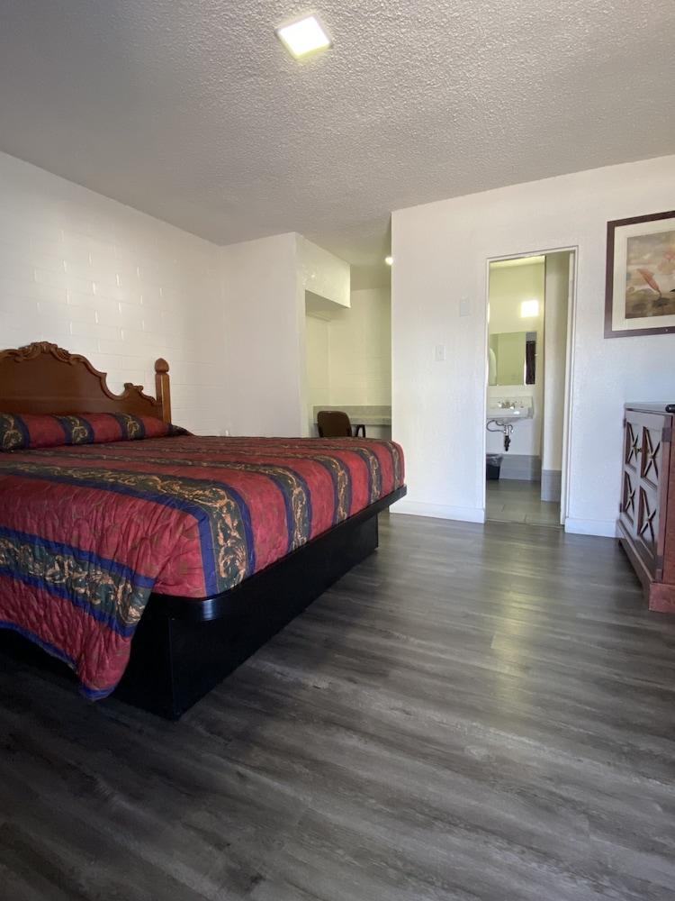 Lucky Cuss Motel - photo 15