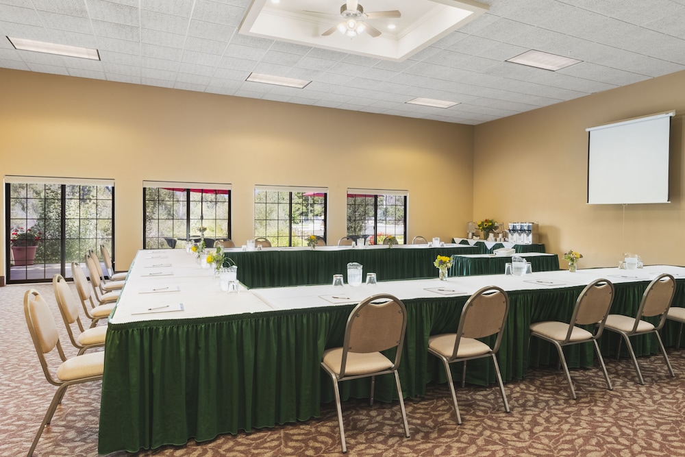 Bitterroot River Inn & Conference Center - photo 34