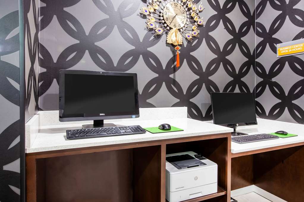 La Quinta Inn & Suites by Wyndham Elkhart - photo 30