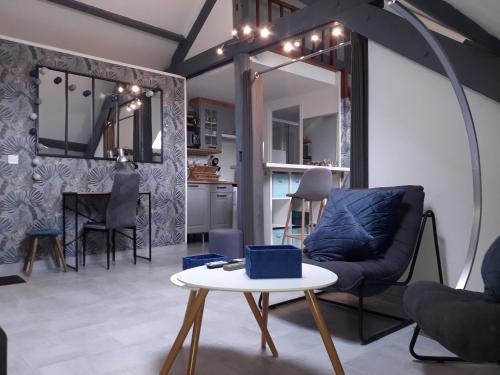 Loft Haut de Gamme Centre Montargis Place de Parking Local a Velos Linge de Lits Et Serviettes Coin Riviere Amenage Hamac Epicerie Velos En Option Tout Confort Jusqu'a 4 Voyageurs — hotel in Montargis