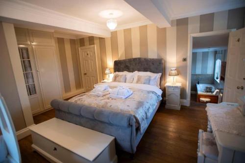 Burtree Country House Tipi's Treehouse & Lodge & house rooms with hot tubs in a private garden