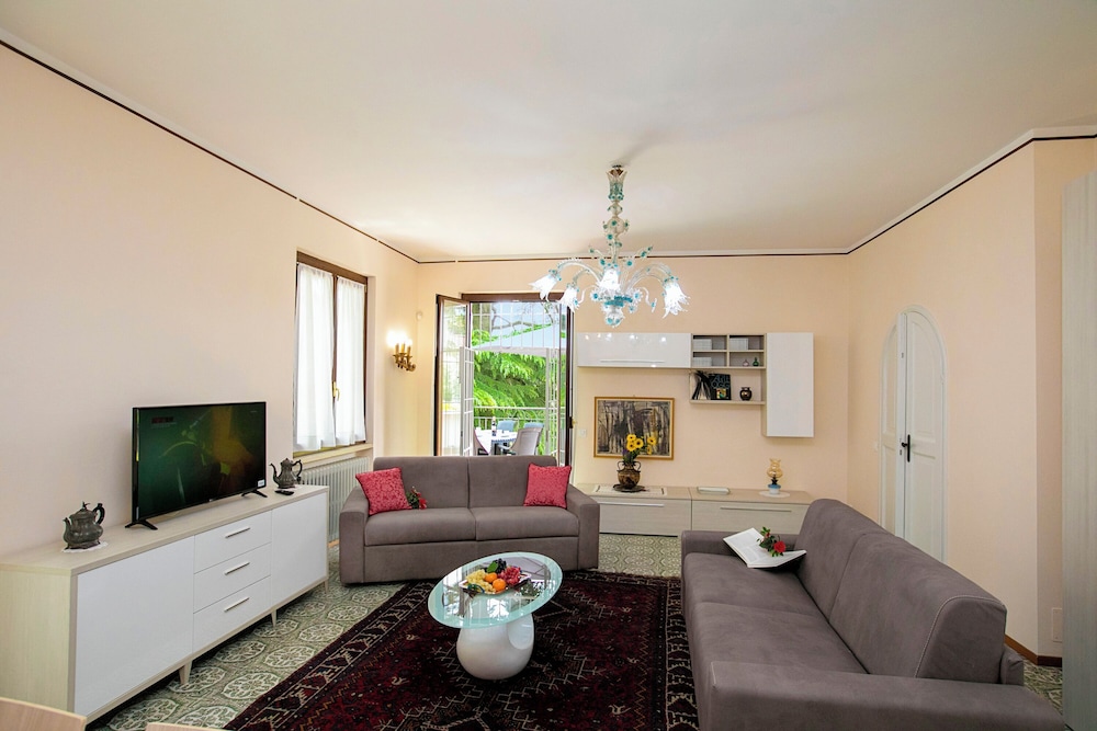 Villa Alberti Appartamento Emma Happy Rentals — 4-Star Luxury Hotel in Salo, Italy