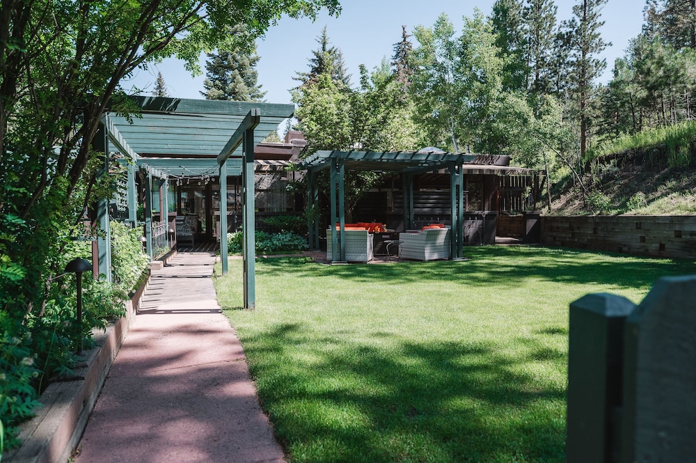Highland Haven Creekside Inn - photo 100
