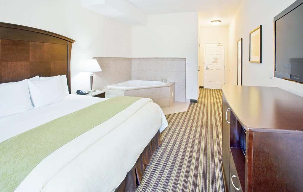 La Quinta Inn & Suites by Wyndham Fowler - photo 39