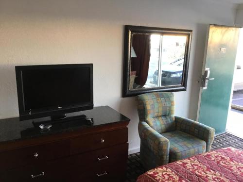 Houston Inn and Suites - photo 5