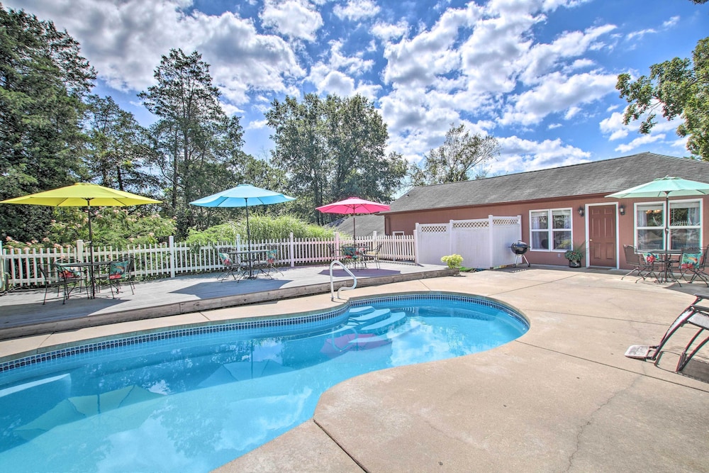 Cozy Ironton Cabin With Shared Pool And Private Patio 17920920 — Ironton