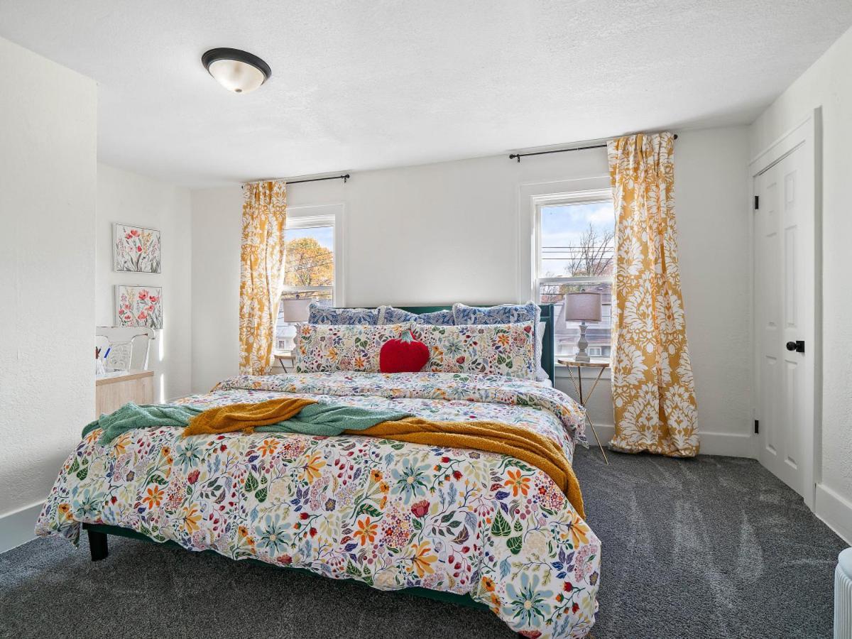 Spacious 4 Bedroom Sleeps 10 with Sauna and Hot Tub — 4-Star Luxury Hotel in Cuyahoga Falls, United States