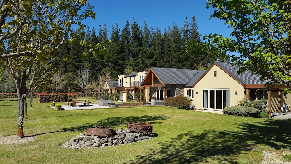 Maple Lodge — 4-Star Luxury Hotel in Wanaka, New Zealand