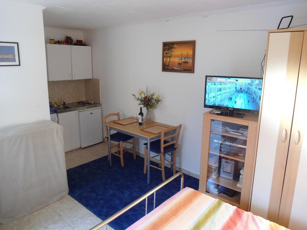 Apartment Mateo Lapad Studio Apartment With Terrace and Garden View