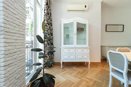 Stylish 3BR Apt near Mziuri Park By Wehost