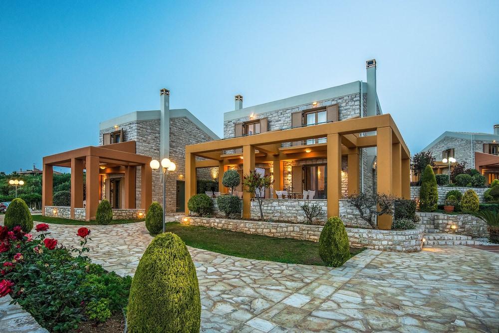 Enastron Villas — 4-Star Luxury Hotel in Kyparissia, Greece